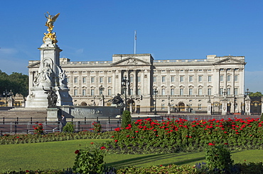 Buckingham Palace and the Queen Victoria Monument, London, England, United Kingdom, Europe