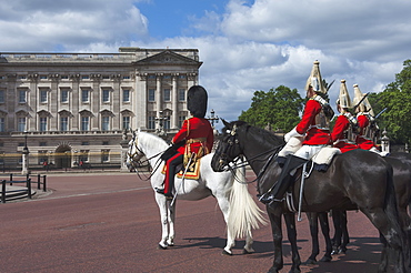 Guards Officer and escort awaiting Guards detachments outside Buckingham Palace, London, England, United Kingdom, Europe