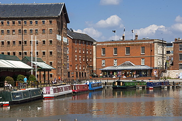 Gloucester Historic Docks, Narrow Boats, Soldiers Museum, Gloucester, Gloucestershire, England, United Kingdom, Europe