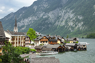 View of 16th century houses of Hallstatt, UNESCO World Heritage Site, on shore of Lake Hallstattersee, in Salzkammergut region, Austria, Europe