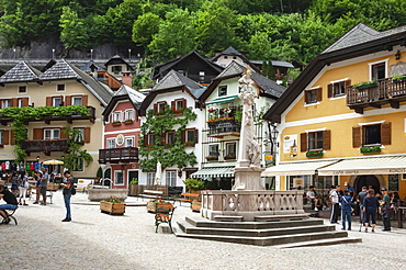 The 16th century Hallstatt, the Town Square, on shore of Lake Hallstattersee, Hallstatt, UNESCO World Heritage Site, Salzkammergut region of Austria, Europe