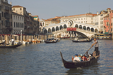 Gondolas on the Grand Canal at the Rialto Bridge, Venice, UNESCO World Heritage Site, Veneto, Italy, Europe