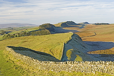 Looking west from Kings Hill to Housesteads Roman Fort and crag, Cuddy and Hotbank Crags, Hadrians Wall, UNESCO World Heritage Site, Northumberland (Northumbria), England, United Kingdom, Europe