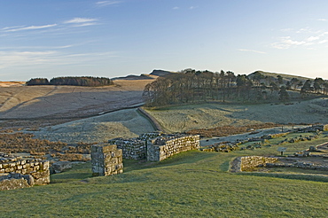 North gateway looking east to Kings Hill and Sewingshields Crag, Housesteads Roman Fort, Hadrians Wall, UNESCO World Heritage Site, Northumbria, England, United Kingdom, Europe