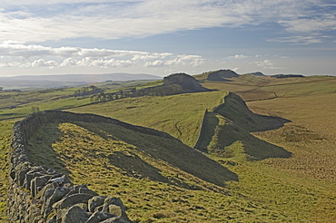 Looking west from Kings Hill to Housesteads fort and Crag, Cuddy and Hotbank Crags, Hadrians Wall, UNESCO World Heritage Site, Northumbria, England, United Kingdom, Europe