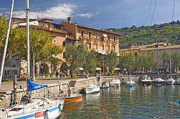 The harbour and waterside cafe, Torre del Benaco, Lake Garda, Veneto, Italy, Europe