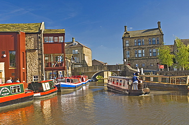 Narrow boats on the Liverpool Leeds canal, in the basin at Skipton, Yorkshire Dales National Park, Yorkshire, England, United Kingdom, Europe