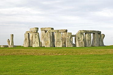 Stonehenge, 5000 years old stone circle, UNESCO World Heritage Site, Salisbury Plain, Wiltshire, England, United Kingdom, Europe