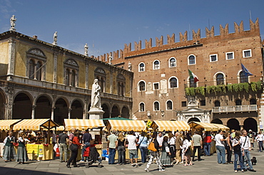 Piazza del Signori with the Dante statue, Chamber of Commerce 1301, and Scaligeri Palace, Verona, UNESCO World Heritage Site, Veneto, Italy, Europe