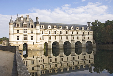 The Turreted Pavilion and Long Gallery, reflected in the River Cher, Chateau de Chenonceau, Indre-et-Loire, Pays de la Loire, France, Europe