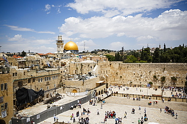 View over the Western Wall (Wailing Wall) and the Dome of the Rock mosque, Jerusalem, Israel, Middle East 