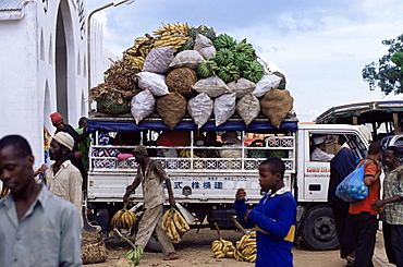 Van loaded with bananas on its roof leaving the market, Stone Town, Zanzibar, Tanzania, East Africa, Africa