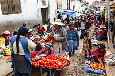 Outdoor vegetable and fruit market, Cuzco, Peru, South America