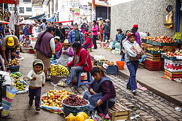 Outdoor vegetable and fruit market, Cuzco, Peru, South America