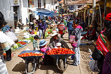 Outdoor vegetable and fruit market, Cuzco, Peru, South America