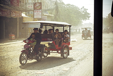 Tuk Tuk ride on a dusty road, Phnom Penh, Cambodia, Indochina, Southeast Asia, Asia