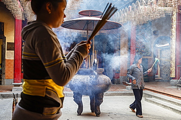 Ong Bon Pagoda in Cholon (Chinatown), Ho Chi Minh City (Saigon), Vietnam, Indochina, Southeast Asia, Asia