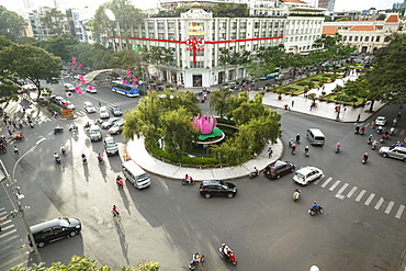 Traffic intersection Nguyen Hue boulevard and Le Loi boulevard, Ho Chi Minh City (Saigon), Vietnam, Indochina, Southeast Asia, Asia