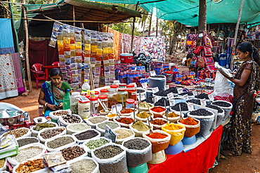 Spice shop at the Wednesday Flea Market in Anjuna, Goa, India, Asia