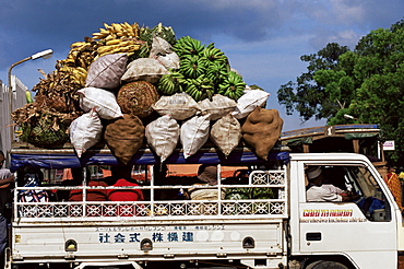 Van loaded with bananas on its roof leaving the market, Stone Town, Zanzibar, Tanzania, East Africa, Africa