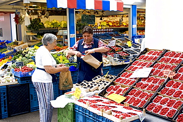 Fruit, vegetable and flower market in the Altstadt (Old Town), Dusseldorf, North Rhine Westphalia, Germany, Europe