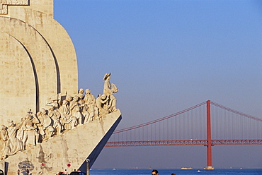 Padrao dos Descobrimentos (Monument of the Discoveries) and Ponte 25 de Abil (25th April) bridge, over the River Tagus, Lisbon, Portugal, Europe