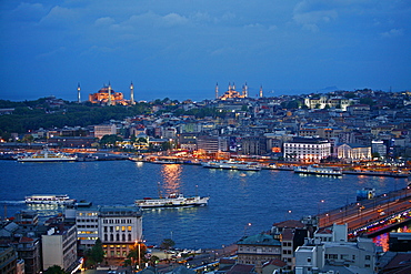 Skyline of Istanbul with a view over the Golden Horn and the Galata bridge, Istanbul, Turkey, Europe