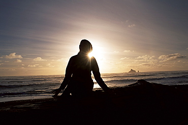 Praising the sunset over the Pacific Ocean, Rialto Beach, Olympic National Park, Washington State, United States of America (U.S.A.), North America