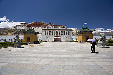 Chinese stone lions outside the Potala Palace, Lhasa, Tibet, China, Asia