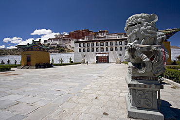 Chinese stone lions outside the Potala Palace, Lhasa, Tibet, China, Asia