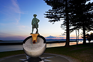 Statue of James Cook who first stepped ashore here at Poverty Bay in 1769, Gisborne, North Island, New Zealand, Pacific