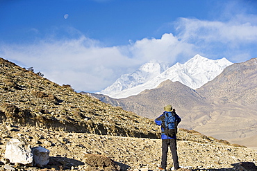 Trekker taking a photo on the Annapurna circuit trek, between Jomsom and Muktinath, Himalayas, Nepal, Asia