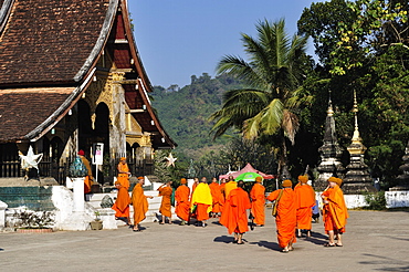 Group of Buddhist monks at Wat Xieng Thong, UNESCO World Heritage Site, Luang Prabang, Laos, Indochina, Southeast Asia, Asia