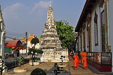 Stupa (chedi) and monks, Wat Phanan Choeng, Ayutthaya, UNESCO World Heritage Site, Thailand, Southeast Asia, Asia