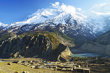 Manang village and Annapurna Himalayan Range, Marsyangdi River Valley, Annapurna Conservation Area, Gandaki, Western Region (Pashchimanchal), Nepal, Himalayas, Asia