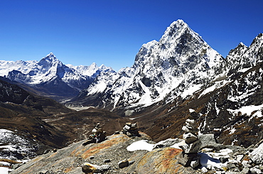 View of Ama Dablam and Chola Khola from Cho La Pass, Sagarmatha National Park, UNESCO World Heritage Site, Solukhumbu District, Sagarmatha, Eastern Region (Purwanchal), Nepal, Himalayas, Asia