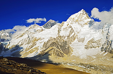 Mount Everest and Nuptse seen from Kala Patthar, Sagarmatha National Park, UNESCO World Heritage Site, Solukhumbu District, Sagarmatha, Eastern Region (Purwanchal), Nepal, Himalayas, Asia