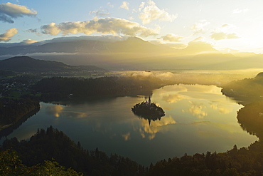 Lake Bled (Blejsko jezero), Bled, Julian Alps, Slovenia, Europe