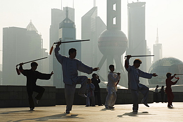 Morning exercise against the background of Lujiazui Finance and Trade zone, with Oriental Pearl Tower, Shanghai, China, Asia