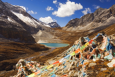 Prayer flags and Erongcuo Lake, Yading Nature Reserve, Sichuan Province, China, Asia