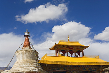 Chorten and roof, Leh, Ladakh, Indian Himalaya, India, Asia