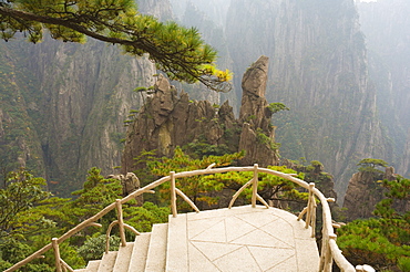 Footpath, Xihai (West Sea) Valley, Mount Huangshan (Yellow Mountain), UNESCO World Heritage Site, Anhui Province, China, Asia