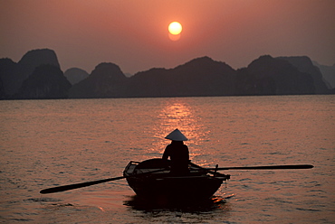 Woman rowing woven skiff, Ha Long Bay (Ha-Long Bay), UNESCO World Heritage Site, Vietnam, Indochina, Southeast Asia, Asia 