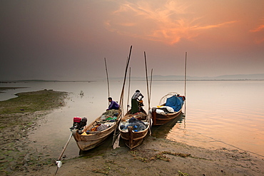 Fisherman prepare to set out, Irrawaddy River, Myanmar (Burma), Asia