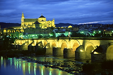 Mezquita (cathedral) and Puente Romano (Roman bridge), Cordoba, Andalucia (Andalusia), Spain, Europe