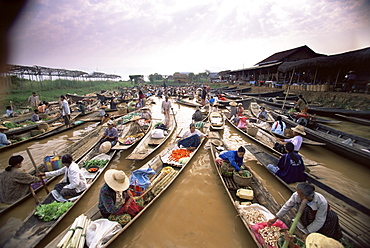 Floating market, Inle Lake, Shan State, Myanmar (Burma), Asia