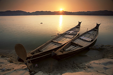 Fishing boats, Irrawaddy (Ayeyarwady) River, Myanmar (Burma), Asia