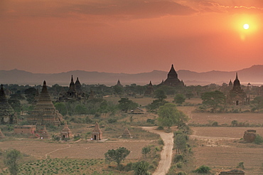 Buddhist temples at archaeological site, Bagan (Pagan), Myanmar (Burma), Asia