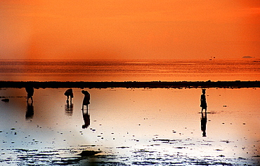 Natives on the beach, Papua New Guinea, Neu Britannien, New Britain