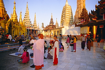 Buddhist worshippers at the Shwedagon Paya (Shwe Dagon pagoda), Yangon (Rangoon), Myanmar (Burma), Asia